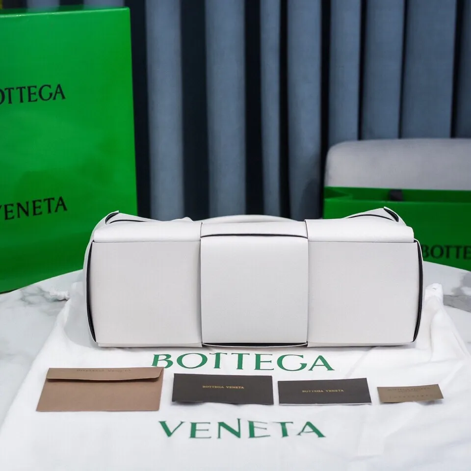 Batch 1860 BottegaVeneta# 🧷Early autumn SLIP tote handbag, the oversized woven design really makes it a huge gap from ordinary tote bags🔗🔗Different color combinations for the inner and outer layers ⛓Daniel Lee leads the brand gene to continue to evolve with fresh inspiration🧬🧬 Showing the balance between luxury and reality👉Sheepskin Size 36*24*12【9892#】
